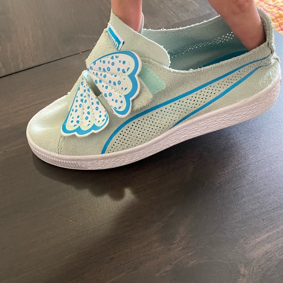 Girls size 2 — PUMAS — light blue leather shoe with winged Velcro straps - Picture 4 of 7